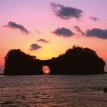 【円月島】 独特の海食洞門を持つ海浜の景勝地「円月島（高嶋）」は、国の名勝に指定されています。春と秋には、海食洞門の向こうに沈む夕日が見られます。